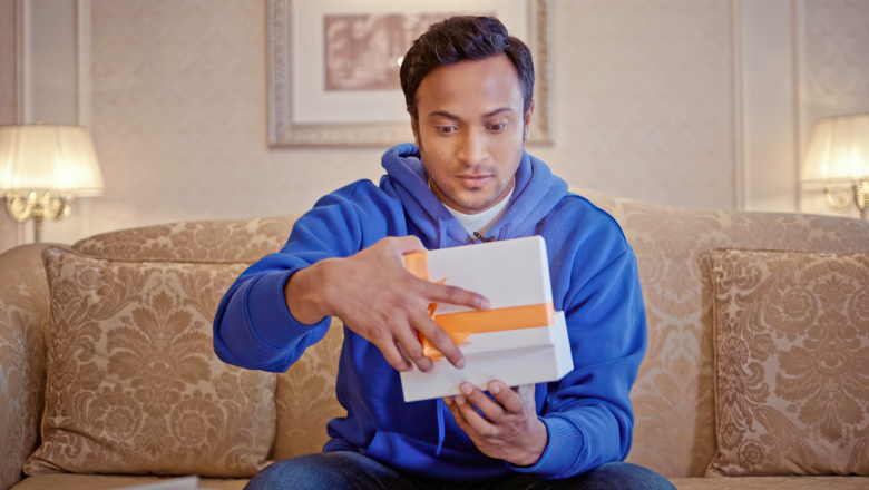 What is that gift in Orange-shaded gift box in Shakib’s hand?
